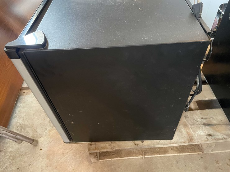 #6620-•-mini-fridge-image-4