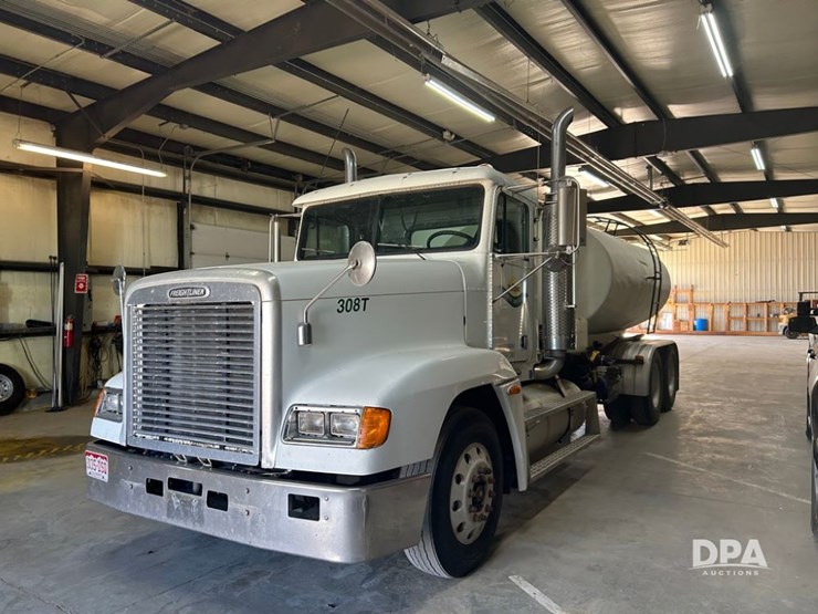 1999-freightliner-fld120-image-1