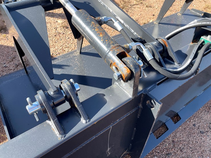 #4083-•-84"-smooth-faced-grapple-bucket-attachment-image-7