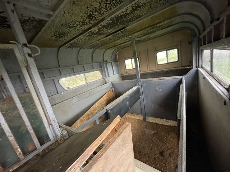 #8044-•-1986-3-horse-gooseneck-camper-trailer-(no-title)-image-51