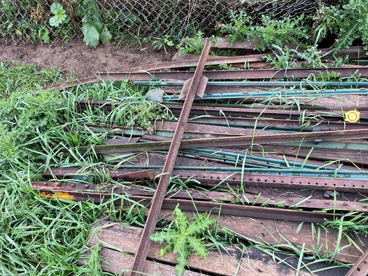 #9609-•-(2)-pallets-steel-t-posts-image-13