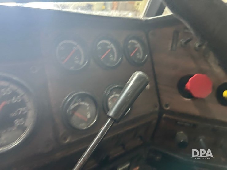 1999-freightliner-fld120-image-46