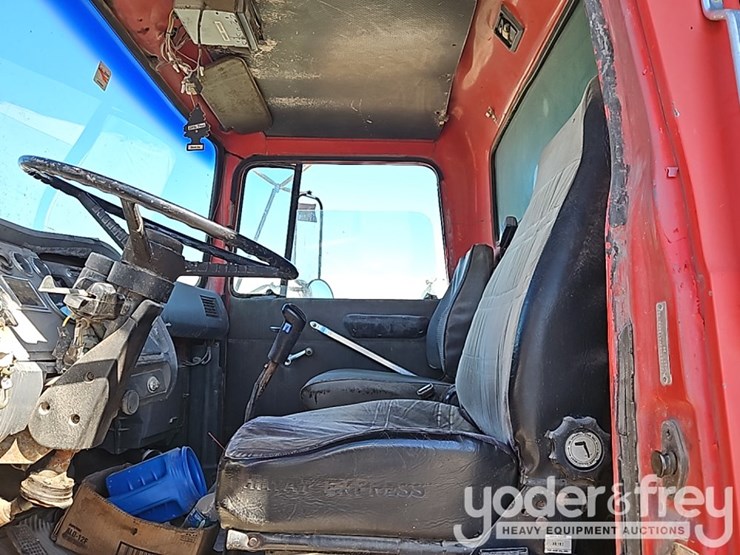 1988-ford-lt8000-image-29