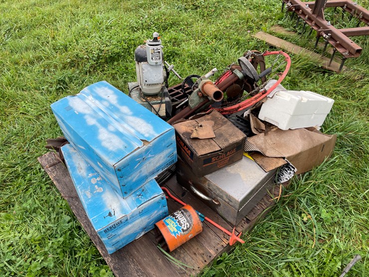 #8125-•-pallet-of-misc-image-6