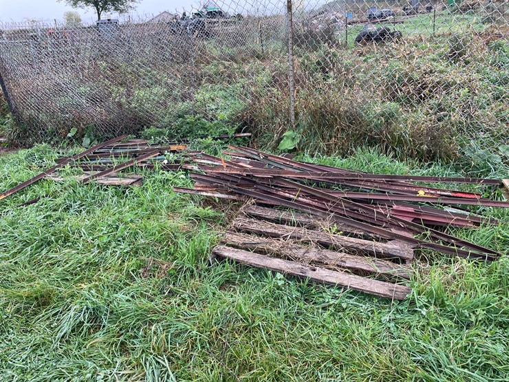 #9609-•-(2)-pallets-steel-t-posts-image-1