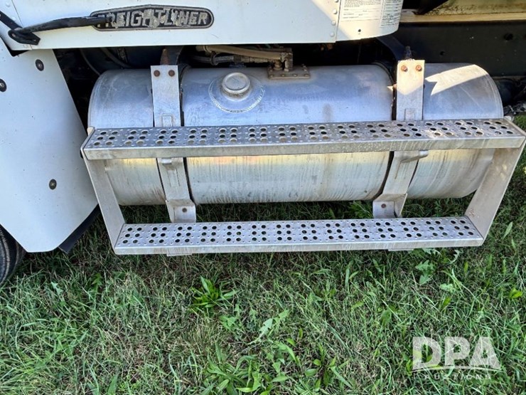 1993-freightliner-fld120-image-24