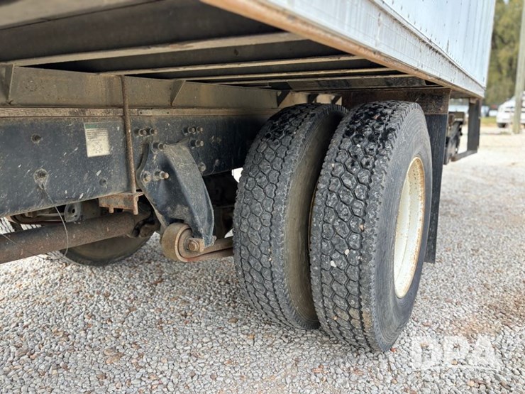 2000-freightliner-fl70-image-27