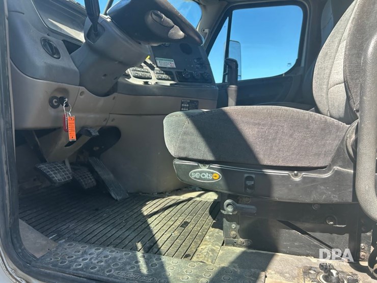 2012-freightliner-cascadia-truck-(cp1182-unit-517)-image-35