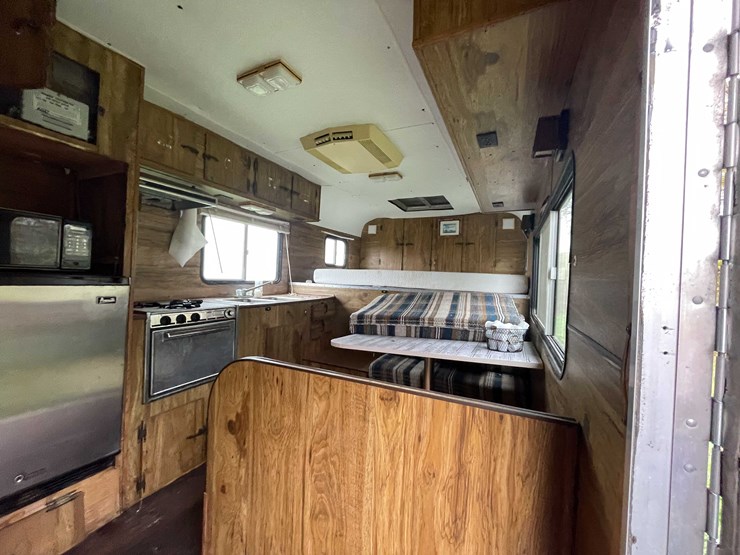 #8044-•-1986-3-horse-gooseneck-camper-trailer-(no-title)-image-57