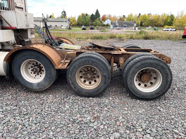 #1000-•-2005-mack-semi-tractor-(has-mi-title)-image-11