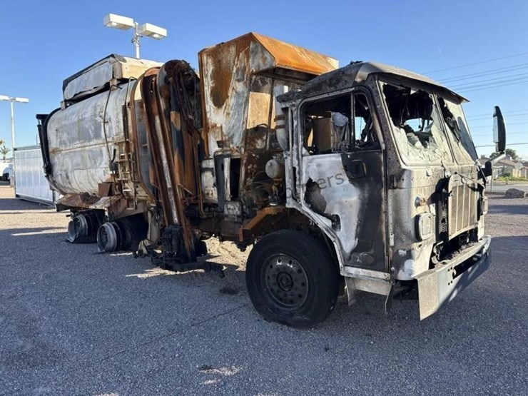 2020-peterbilt-520-image-1