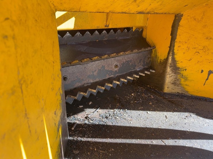 2002-woodsman-15xtreme-tow-behind-wood-chipper-image-11