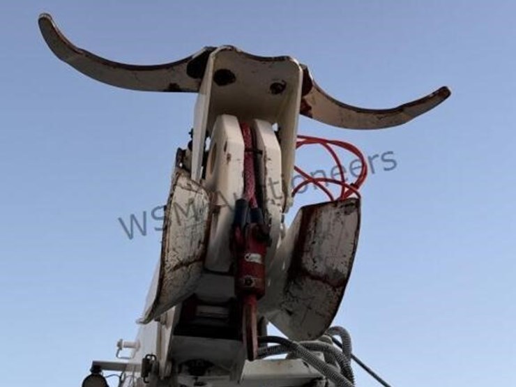 2012-freightliner-m2-106-image-36