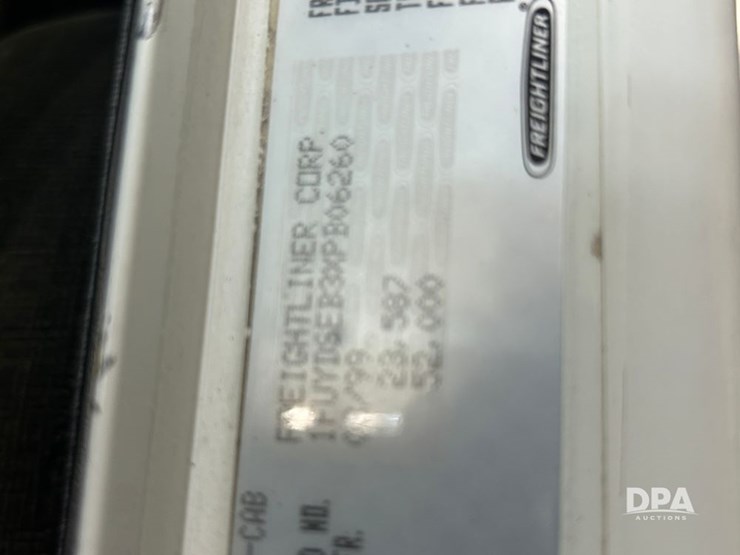 1999-freightliner-fld120-image-51