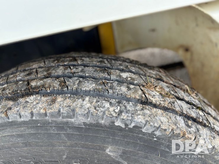 2000-freightliner-fl70-image-22