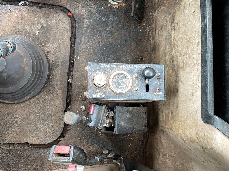 #1000-•-2005-mack-semi-tractor-(has-mi-title)-image-24