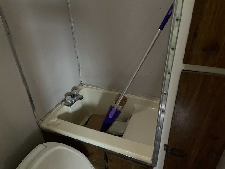 #8044-•-1986-3-horse-gooseneck-camper-trailer-(no-title)-image-64