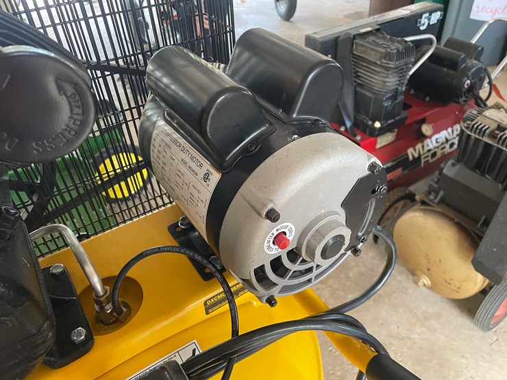 #6606-•-dewalt-air-compressor-image-15