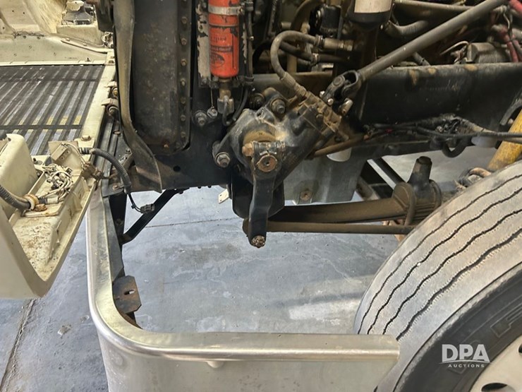 1999-freightliner-fld120-image-26