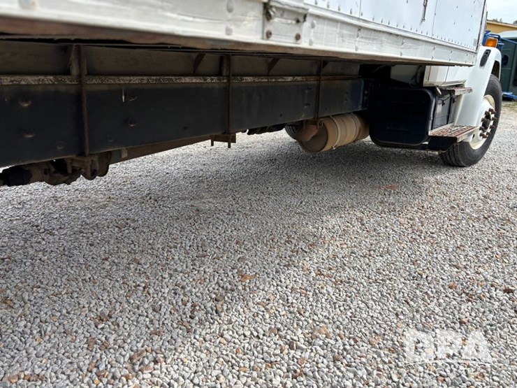 2000-freightliner-fl70-image-38