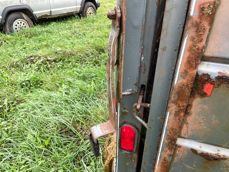 #8040-•-1998-corn-pro-tandem-axle-horse-trailer-(no-title)-image-27