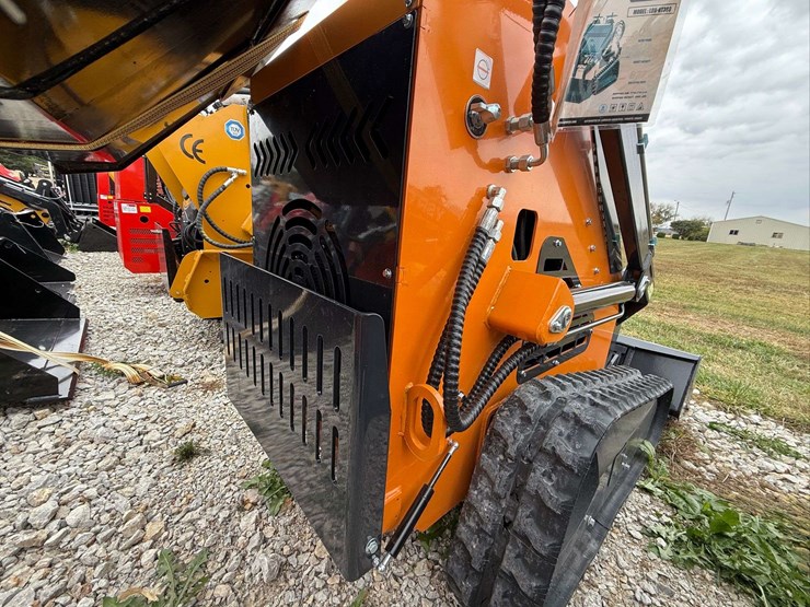 landhero-ldh-ht380-mini-skid-steer-loader-image-4