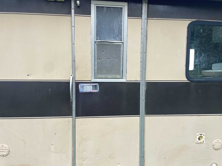 #8044-•-1986-3-horse-gooseneck-camper-trailer-(no-title)-image-32