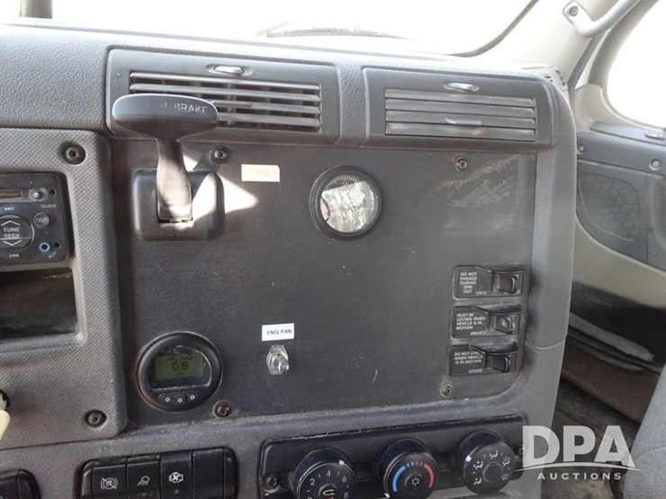 2018-freightliner-cascadia-day-cab-truck-(pz13986,-unit-405)-image-84