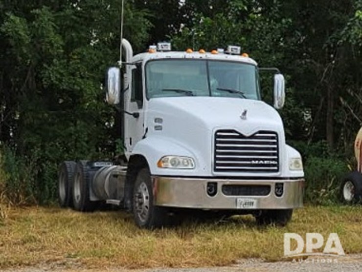 2015-mack-pinnacle-cxu600-truck-(jm647)-image-2
