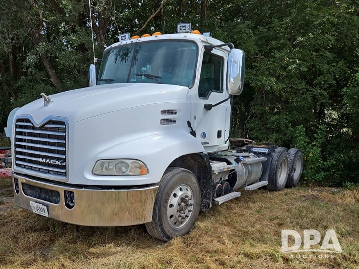 2015-mack-pinnacle-cxu600-truck-(jm647)-image-1