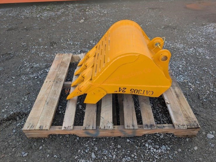 future-cat-305-24"-excavator-bucket-image-2