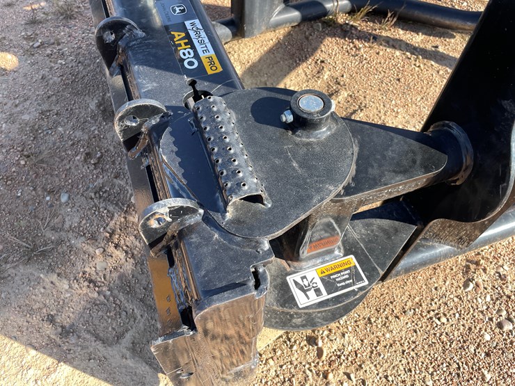 #4086-•-john-deere-pro-ah80-bale-squeeze-attachment-image-3
