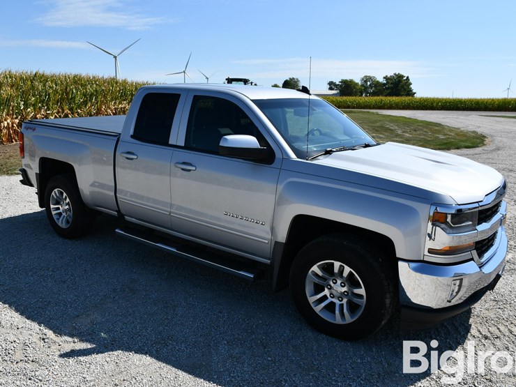 2017-chevrolet-silverado-1500-lt-image-3