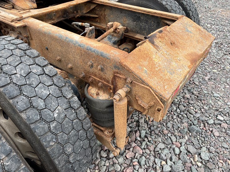 #1000-•-2005-mack-semi-tractor-(has-mi-title)-image-16