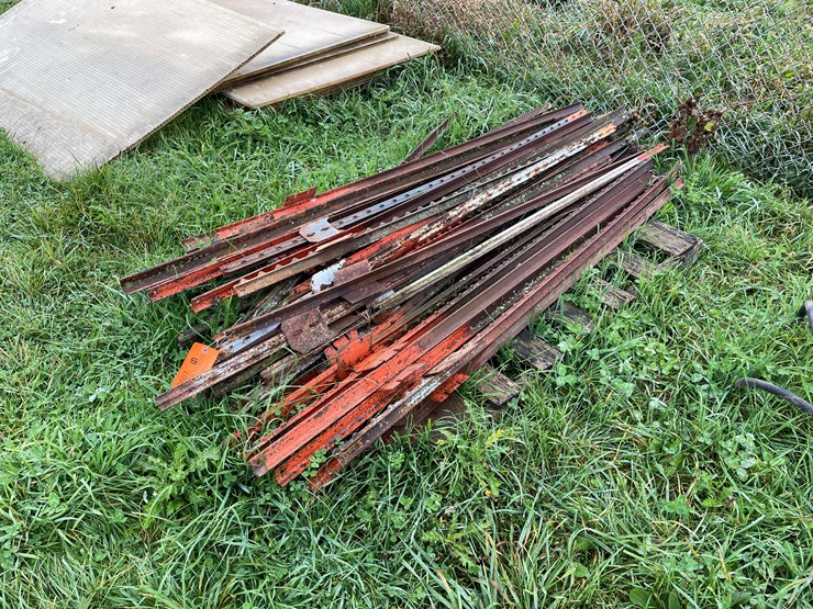 #9607-•-pile-of-t-posts-image-1