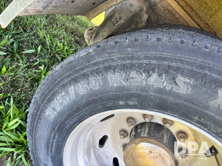 1993-freightliner-fld120-image-33