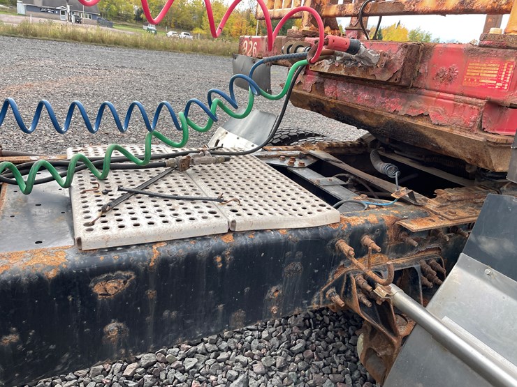 #1002-•-2021-international-semi-tractor-(has-mi-title)-image-9