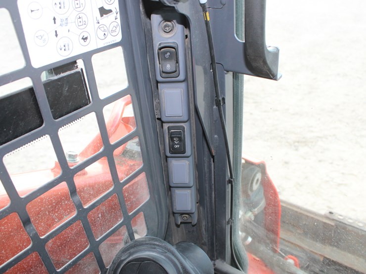 2023-kubota-ssv75-image-60