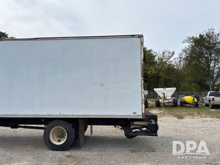 2000-freightliner-fl70-image-4