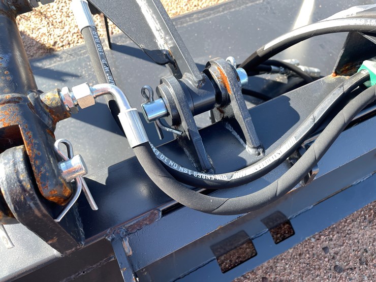 #4083-•-84"-smooth-faced-grapple-bucket-attachment-image-10