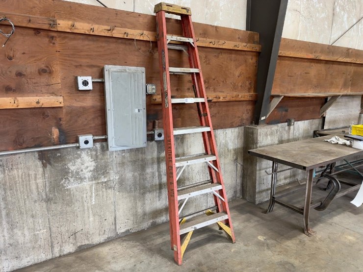 werner-8'-fiberglass-step-ladder-image-2