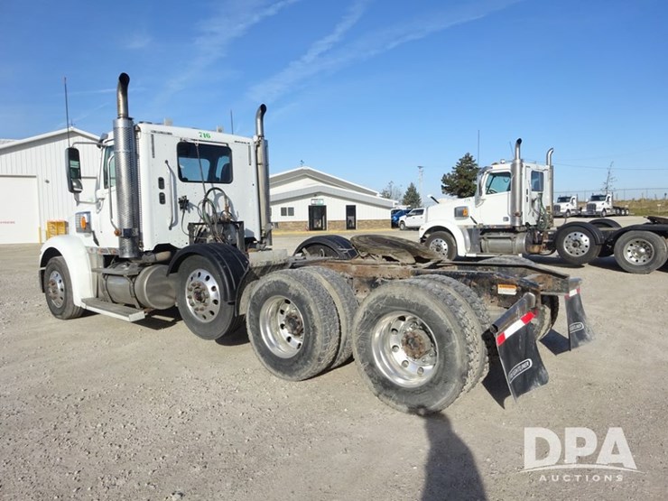 2016-freightliner-coronado-day-cab-glider-truck-(pz13983,-unit-716)-image-32