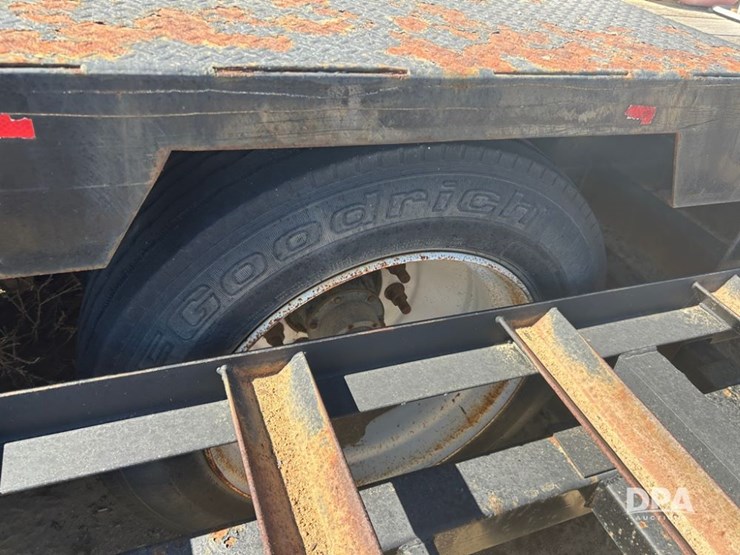 2012-neville-trailer-image-20