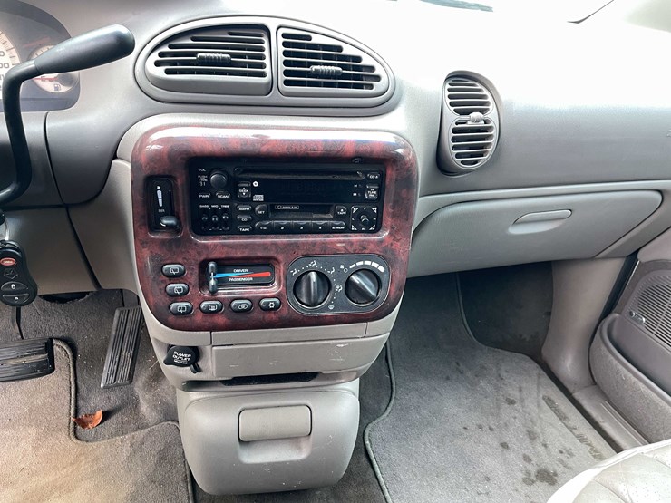 1999-chrysler-town-&-country-image-137