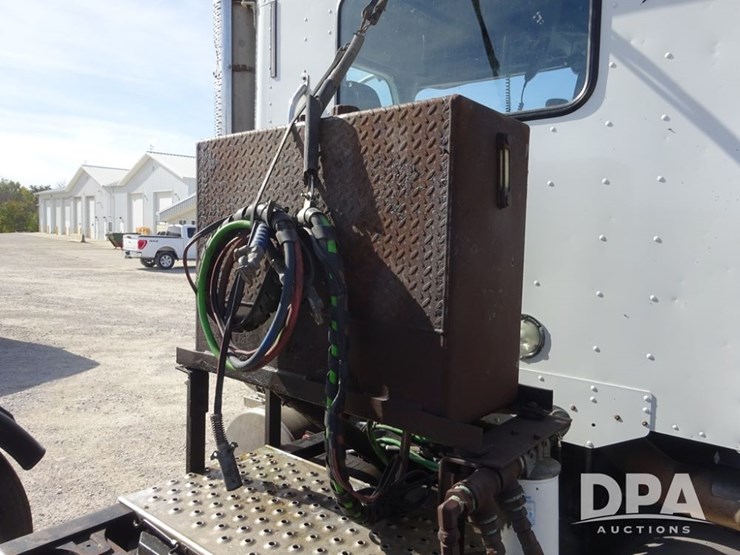 2017-freightliner-coronado-day-cab-glider-truck-(pz13993,-unit-725)-image-68