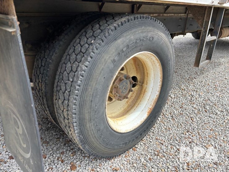 2000-freightliner-fl70-image-36