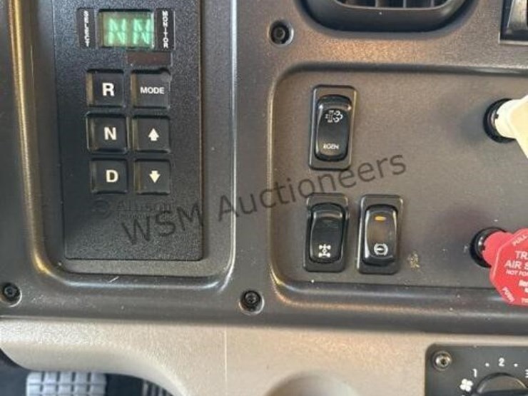 2012-freightliner-m2-106-image-53
