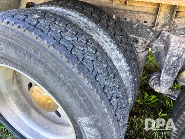 1993-freightliner-fld120-image-35