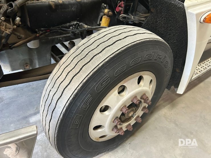 1999-freightliner-fld120-image-12