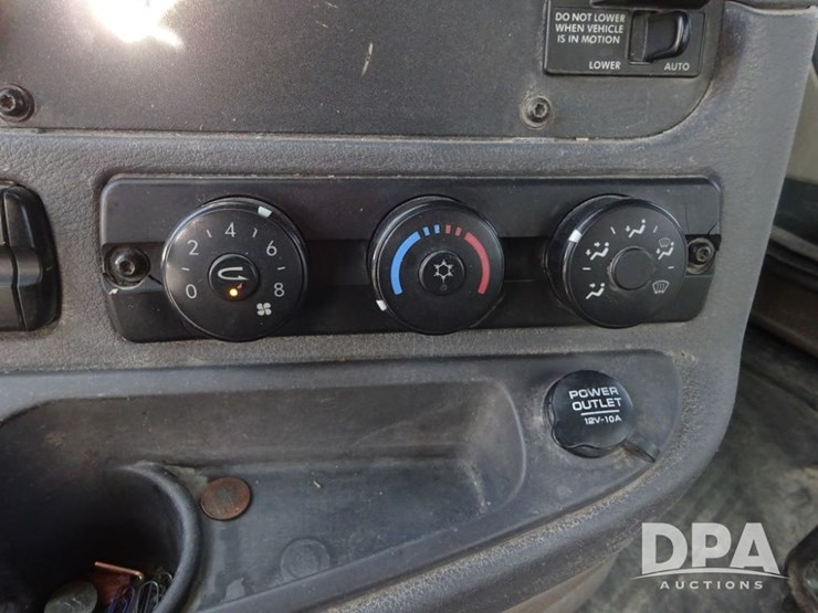 2018-freightliner-cascadia-day-cab-truck-(pz13986,-unit-405)-image-83